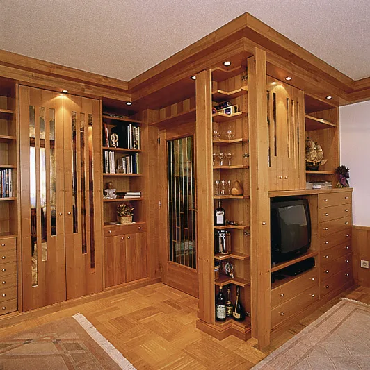Wohnwand aus hellem Holz mit Vitrinen, Bücherregal und Schrankfächern